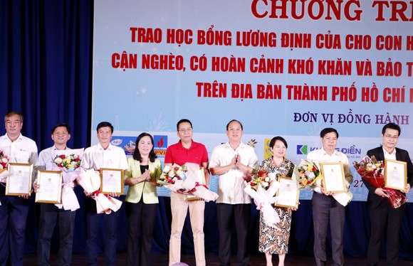 Trao học bổng Lương Định Của cho 923 em học sinh nghèo vượt khó ảnh 3