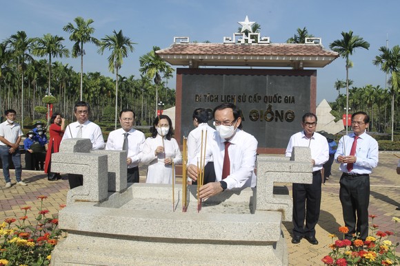 Lãnh đạo TPHCM dâng hoa, dâng hương và dự lễ giỗ 81 năm ngày hy sinh của các đồng chí nguyên lãnh đạo Đảng ảnh 3