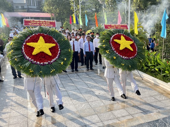 Lãnh đạo TPHCM dâng hoa, dâng hương và dự lễ giỗ 81 năm ngày hy sinh của các đồng chí nguyên lãnh đạo Đảng ảnh 6