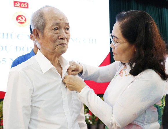 Chủ tịch HĐND TPHCM Nguyễn Thị Lệ trao Huy hiệu Đảng cho đảng viên cao tuổi đảng tại quận 3 ảnh 2