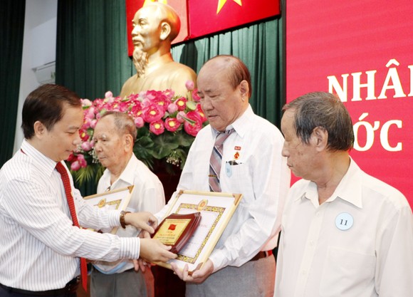 Trao tặng, truy tặng Huy hiệu Đảng đợt 2-9 ảnh 2