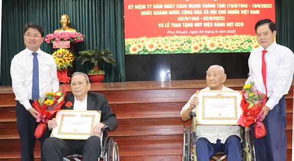 Trao tặng, truy tặng Huy hiệu Đảng đợt 2-9 ảnh 8