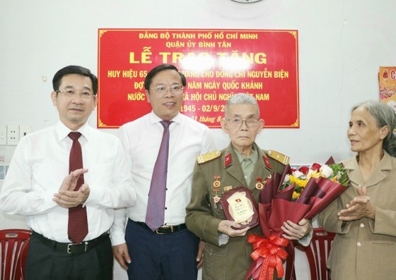 Quận Bình Tân trao tặng, truy tặng Huy hiệu Đảng cho 103 đảng viên ảnh 2