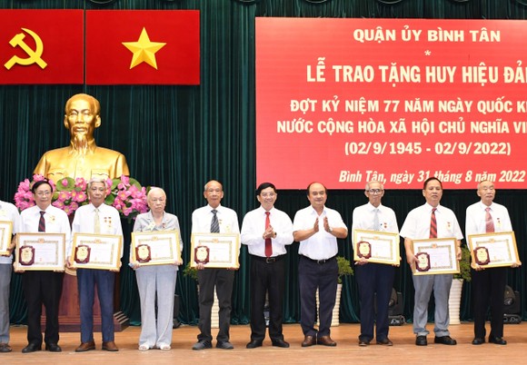 Quận Bình Tân trao tặng, truy tặng Huy hiệu Đảng cho 103 đảng viên ảnh 4