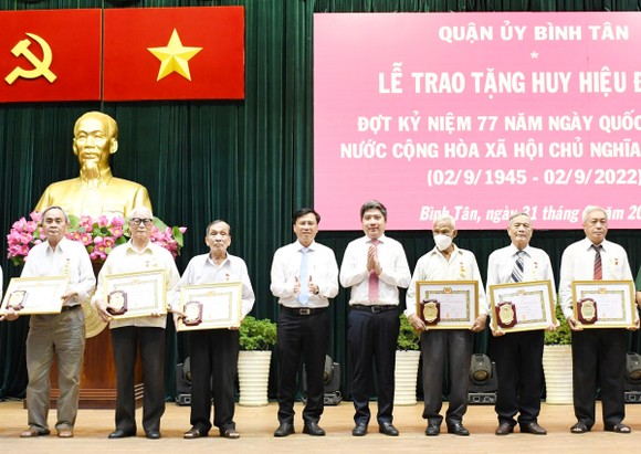 Quận Bình Tân trao tặng, truy tặng Huy hiệu Đảng cho 103 đảng viên ảnh 3