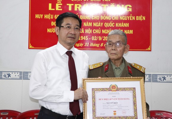 Quận Bình Tân trao tặng, truy tặng Huy hiệu Đảng cho 103 đảng viên ảnh 1