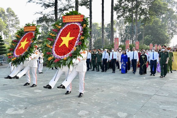 Đoàn lãnh đạo TPHCM dâng hoa, dâng hương tại 'Đất thép thành đồng' Củ Chi ảnh 1