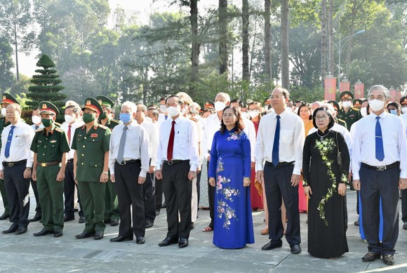 Đoàn lãnh đạo TPHCM dâng hoa, dâng hương tại 'Đất thép thành đồng' Củ Chi ảnh 2