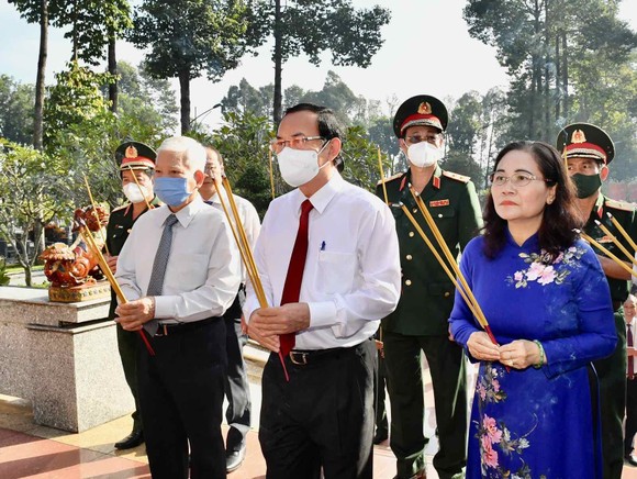 Đoàn lãnh đạo TPHCM dâng hoa, dâng hương tại 'Đất thép thành đồng' Củ Chi ảnh 3