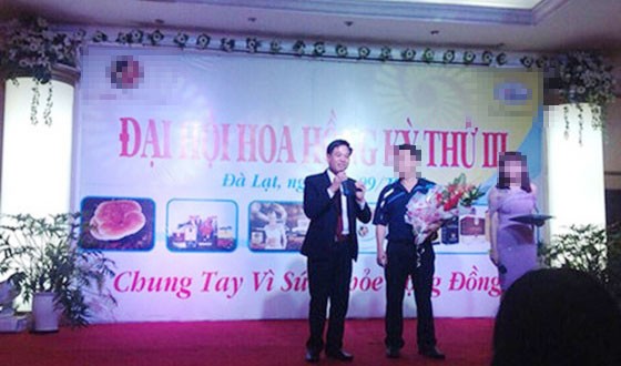 Nguyễn Thế Anh (trái) trong một buổi đại hội chi trả hoa hồng cho nhà đầu tư
