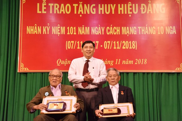 Nhiều quận trao Huy hiệu Đảng đợt 7-11-2018 ảnh 3