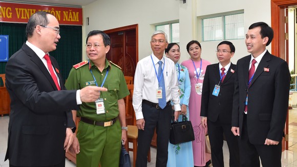 Bí thư Thành ủy TPHCM Nguyễn Thiện Nhân: Các ngành dịch vụ của quận 10 cần chuyển hướng phục vụ ảnh 2