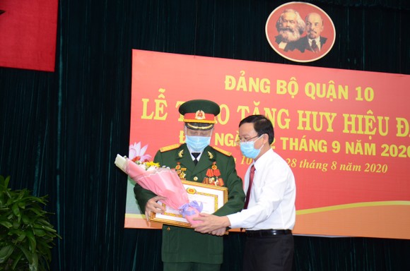 Quận 10 trao Huy hiệu Đảng đợt 2-9-2020 ảnh 1