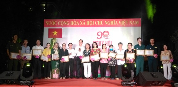 Phát huy tình làng nghĩa xóm trong xây dựng nếp sống văn minh đô thị ảnh 1