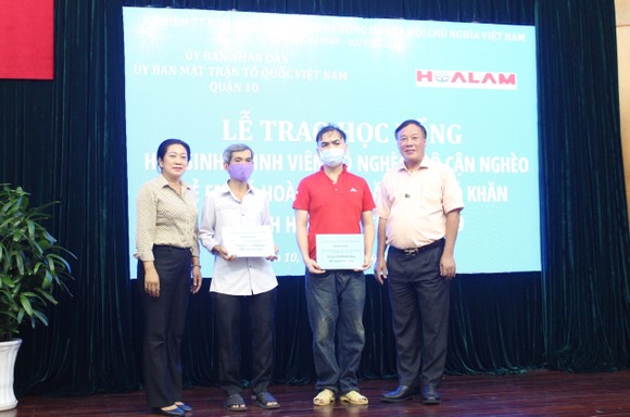 Trao học bổng cho học sinh, sinh viên có hoàn cảnh khó khăn ảnh 1
