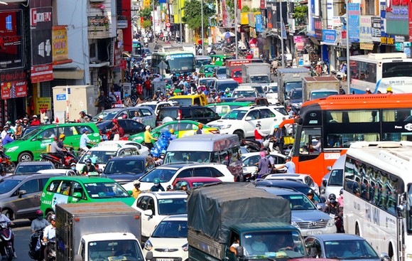 Một vụ ùn tắc giao thông nghiêm trọng trên đường Trường Sơn (quận Tân Bình) trong tháng 5-2017
