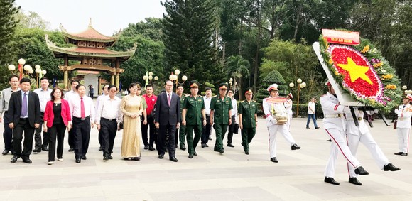 Chủ tịch nước Trần Đại Quang dâng hương tại Đền tưởng niệm liệt sĩ Bến Dược ảnh 1