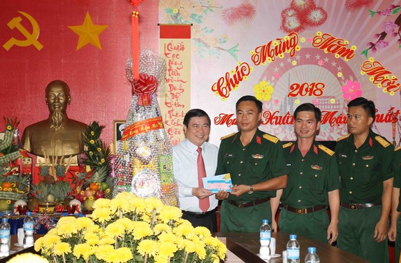 Chủ tịch UBND TPHCM Nguyễn Thành Phong thăm, chúc tết lực lượng vũ trang ảnh 1