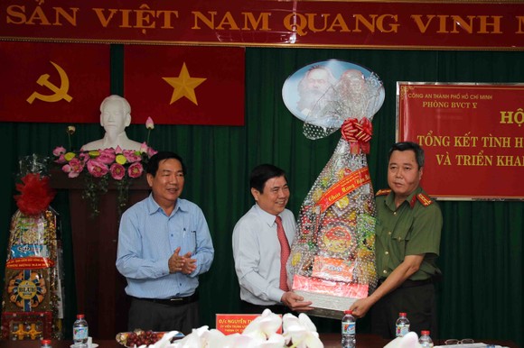 Chủ tịch UBND TPHCM Nguyễn Thành Phong thăm, chúc tết lực lượng vũ trang ảnh 2