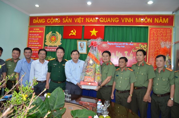 Chủ tịch UBND TPHCM Nguyễn Thành Phong thăm, chúc tết lực lượng vũ trang ảnh 3