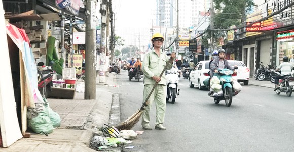 Bí thư Thành ủy TPHCM Nguyễn Thiện Nhân thăm công nhân vệ sinh trước giờ giao thừa ảnh 2