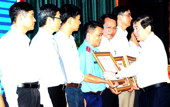 Chủ tịch UBND TPHCM Nguyễn Thành Phong: Chấm dứt tết, thực hiện kỷ cương hành chính ảnh 1