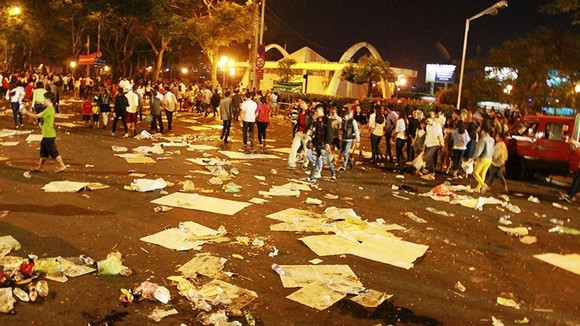 Rác ngập đường Tôn Đức Thắng (quận 1, TPHCM) sau một lễ hội