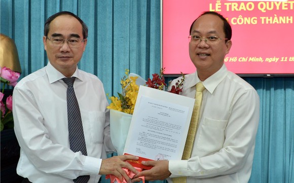 Bí thư Thành ủy TPHCM Nguyễn Thiện Nhân trao quyết định bổ nhiệm đồng chí Nguyễn Hồ Hải. Ảnh: VIỆT DŨNG