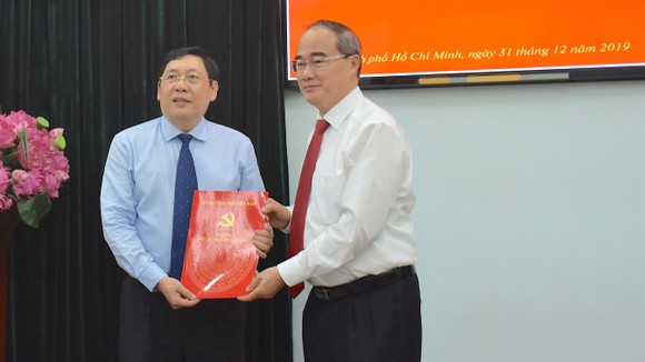 Bí thư Thành ủy TPHCM Nguyễn Thiện Nhân trao quyết định nghỉ hưu đối với Trưởng Ban Nội chính Thành ủy.  