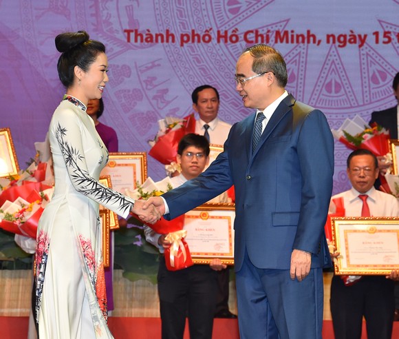 Bí thư Thành ủy TPHCM: Đoàn kết, sáng tạo, bản lĩnh xây dựng TPHCM xứng đáng là thành phố anh hùng ảnh 2