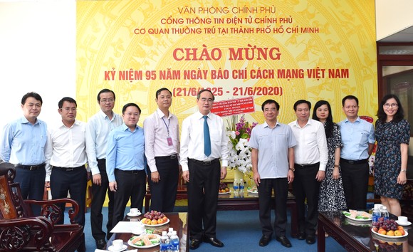 Bí thư Thành ủy TPHCM Nguyễn Thiện Nhân thăm, chúc mừng các cơ quan báo chí ảnh 3