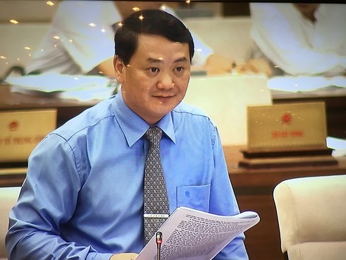 Ông Hầu A Lềnh, Phó Chủ tịch, Tổng Thư ký Uỷ ban Trung ương Mặt trận Tổ quốc Việt Nam trình bày tại phiên họp của Uỷ ban Thường vụ Quốc hội 