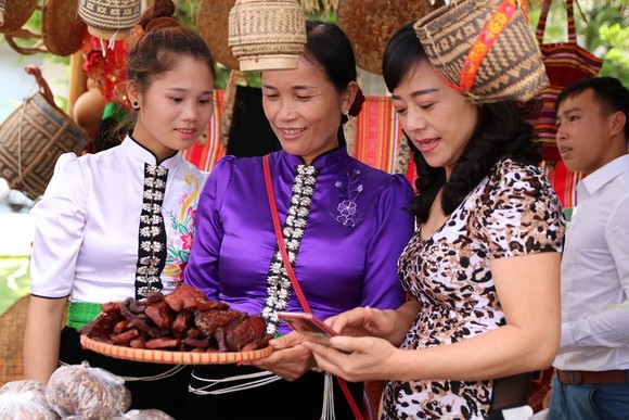 Các nữ doanh nhân Sơn La giới thiệu sản phẩm địa phương với quan khách tại lễ khởi động Dự án