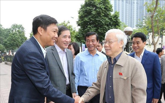 Tổng bí thư, Chủ tịch nước Nguyễn Phú Trọng với cử tri Hà Nội  sáng nay, 24-11. ẢNh: TTXVN