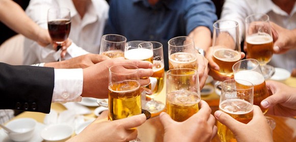 Trong khi cấm dùng rượu, bia dưới 15 độ cồn làm giải thưởng; khuyến mại rượu, bia dưới 15 độ cồn trực tiếp đến người tiêu dùng, thì dự thảo Luật lại cho phép khuyến mại rượu bia đối với cả người dưới 18 tuổi trong “các lễ hội ẩm thực”