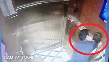 Hình ảnh camera ghi lại cảnh ông Nguyễn Hữu Linh có hành vi ôm hôn, sàm sỡ bé gái trong thang máy ở một chung cư tại quận 4, TPHCM.