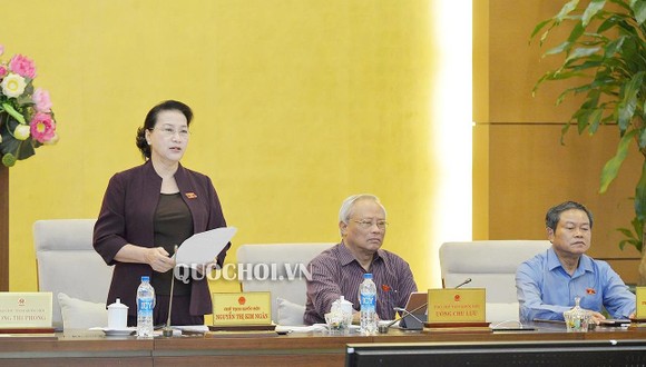 Chủ tịch Quốc hội Nguyễn Thị Kim Ngân phát biểu bế mạc phiên họp thứ 35 của UBTVQH. Ảnh: QUOCHOI