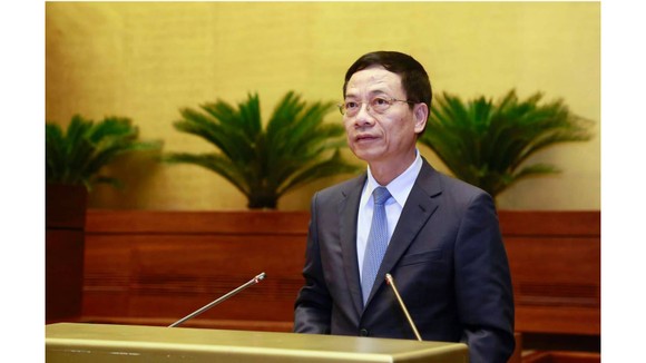  Bộ trưởng Bộ Thông tin và truyền thông  Nguyễn Mạnh Hùng tại phiên chất vấn sáng 8-11. Ảnh: VIẾT CHUNG