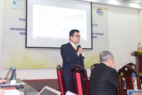 Trưởng ban Nghiên cứu tổng hợp Nguyễn Anh Dương trình bày Báo cáo nghiên cứu của CIEM tại hội thảo