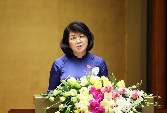 Phó Chủ tịch nước Đặng Thị Ngọc Thịnh trình bày Tờ trình của Chủ tịch nước tại phiên họp 