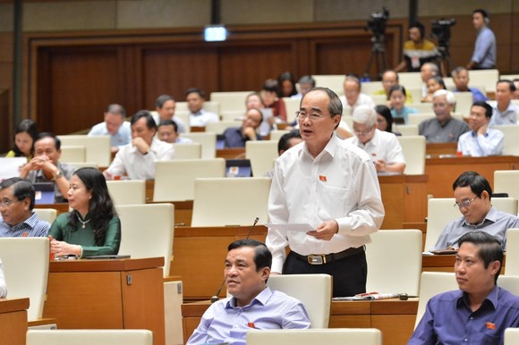 Bí thư Thành ủy TPHCM Nguyễn Thiện Nhân phát biểu tại phiên họp toàn thể của Quốc hội sáng 15-6 