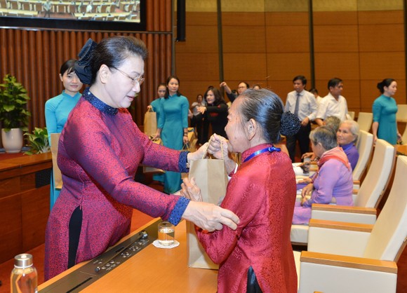 Chủ tịch Quốc hội Nguyễn Thị Kim Ngân gặp mặt 300 Mẹ Việt Nam Anh hùng tiêu biểu  ảnh 4
