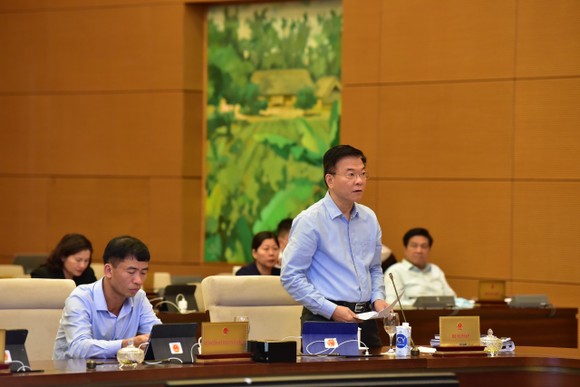 Bộ trưởng Bộ Tư pháp Lê Thành Long báo cáo tại phiên họp. Ảnh: VIẾT CHUNG
