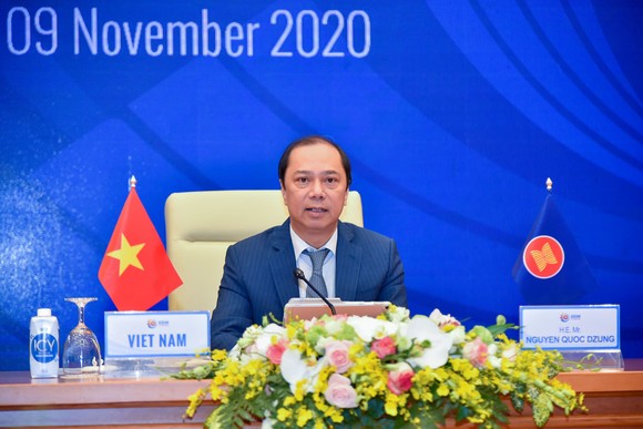 Thứ trưởng Bộ Ngoại giao Nguyễn Quốc Dũng, Trưởng đoàn Quan chức cao cấp (SOM) ASEAN - Việt Nam chủ trì họp báo. Ảnh: QUANG PHÚC
