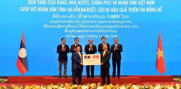 Lễ trao tượng trưng 1.000 tấn gạo của Đảng, Nhà nước, Chính phủ và nhân dân Việt Nam hỗ trợ nhân dân Lào. Ảnh: QUANG PHÚC 