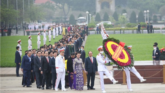 Các đồng chí Lãnh đạo Đảng, Nhà nước, Quốc hội, Mặt trận Tổ quốc Việt Nam và các đại biểu Quốc hội tới đặt vòng hoa và vào Lăng viếng Chủ tịch Hồ Chí Minh. Ảnh: QUANG PHÚC
