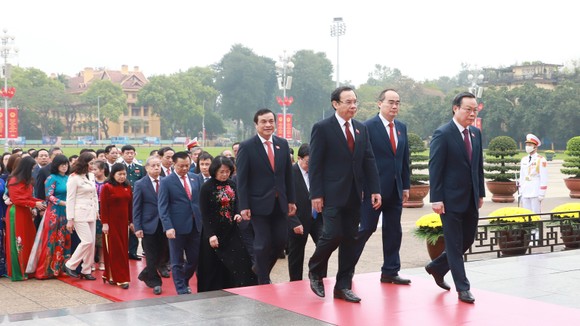 Lãnh đạo Đảng và Nhà nước đặt vòng hoa, vào Lăng viếng Chủ tịch Hồ Chí Minh ảnh 3