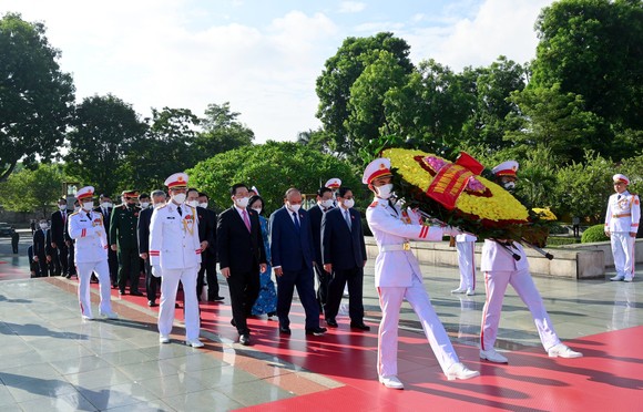 Đoàn đại biểu Ban Chấp hành Trung ương Đảng, Chủ tịch nước, Quốc hội, Chính phủ, Ủy ban Trung ương Mặt trận Tổ quốc Việt Nam đặt vòng hoa tưởng niệm các Anh hùng liệt sĩ