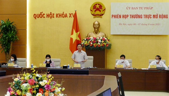 Phó Chủ tịch Quốc hội Nguyễn Khắc Định phát biểu tại phiên họp