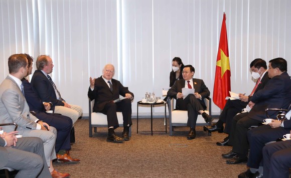 Chủ tịch Quốc hội Vương Đình Huệ đề nghị nhà đầu tư sớm khởi động lại các dự án tại Việt Nam ảnh 2